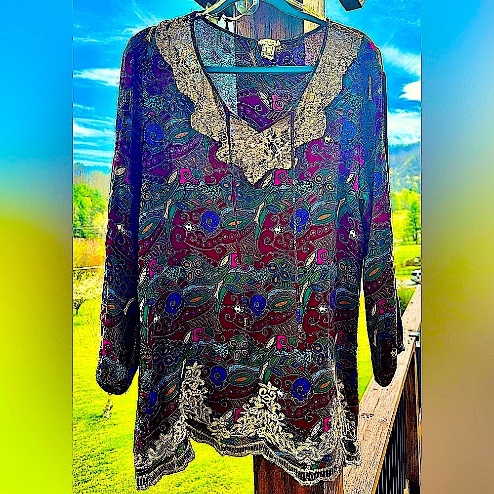 💜Gimmicks by BKE Lg Embellished multi color slit sleeve top. ~ Trendy boho